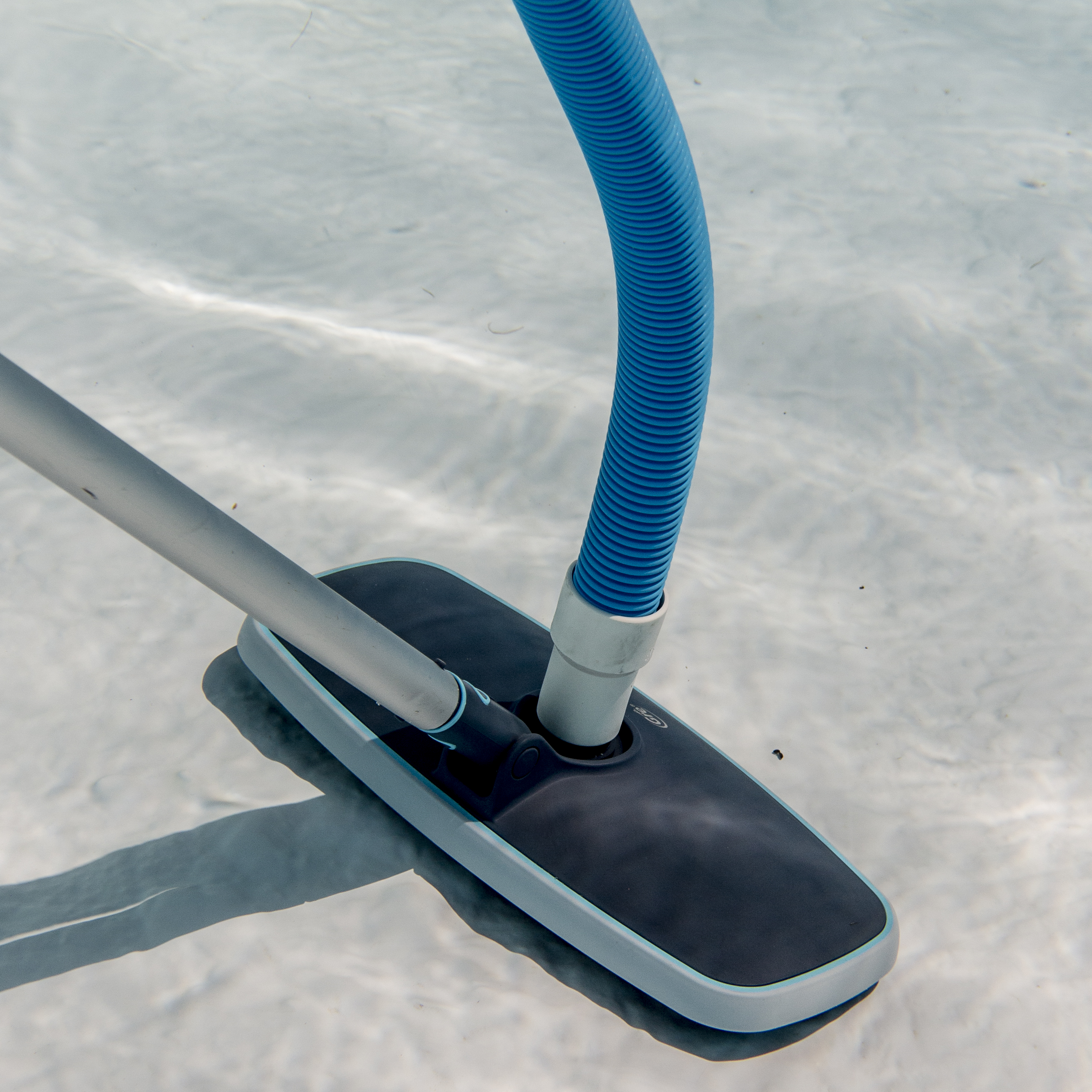 Mejores limpiafondos eléctricos y manuales para la piscina - Blog